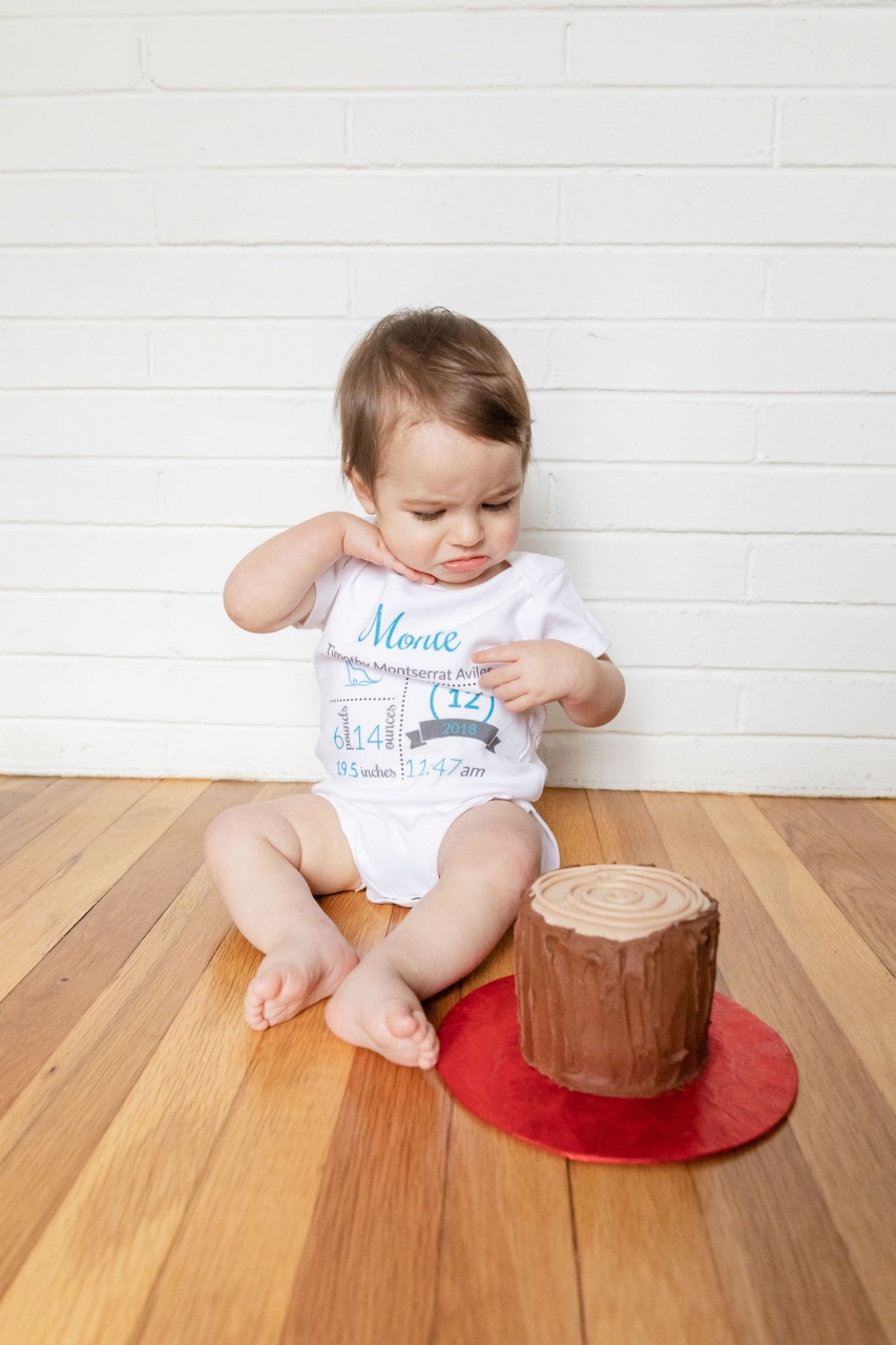 NH Cake smash - tips for getting your one year old to eat his cake